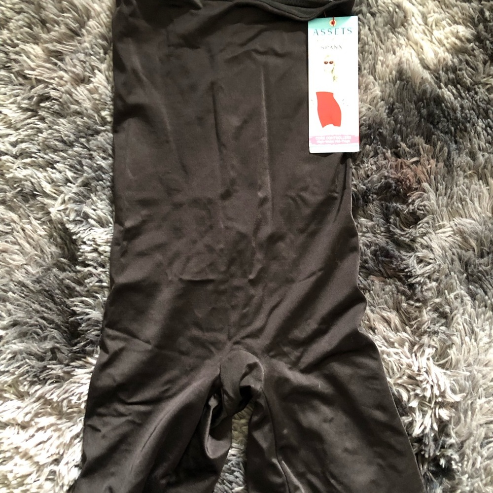 New ASSETS by SPANX scalloped High-Waist Mid-Thigh  Shaper shorts black small